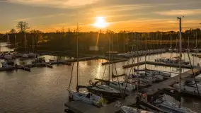 Przystań Nautica i kwietniowy zachód słońca z drona - zdjęcie 30