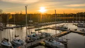 Przystań Nautica i kwietniowy zachód słońca z drona - zdjęcie 1
