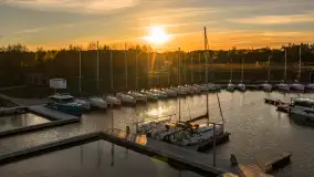 Przystań Nautica i kwietniowy zachód słońca z drona - zdjęcie 40
