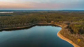 Zachód słońca nad jeziorem Lemięt, północne szlaki Mazur z drona - zdjęcie 3