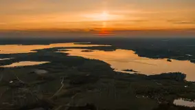 Zachód słońca nad jeziorem Lemięt, północne szlaki Mazur z drona - zdjęcie 16