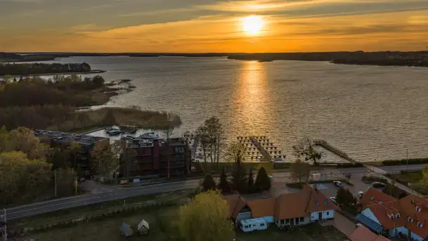 Zachód słońca nad jeziorem Święcajty w Ogonkach i porcie 69