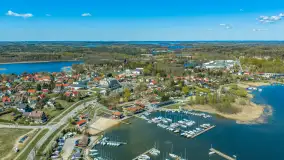 Porty w Wilkasach nad jeziorem Niegocin z drona, maj 2026 r. - zdjęcie 11