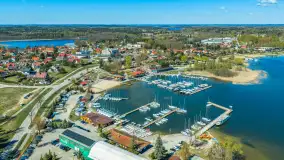 Porty w Wilkasach nad jeziorem Niegocin z drona, maj 2026 r.
