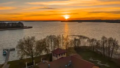Wiosenny zachód słońca nad jeziorem Święcajty w Ogonkach
