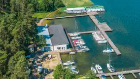 Resort Niegocin, port partnerski Mazury24 w sezonie 2026 z lotu ptaka - zdjęcie 21
