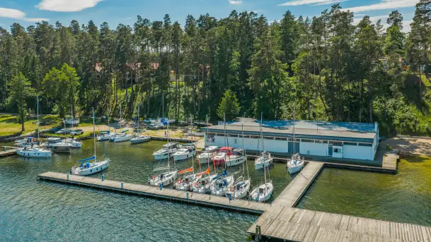 Resort Niegocin, port partnerski Mazury24 w sezonie 2026 z lotu ptaka