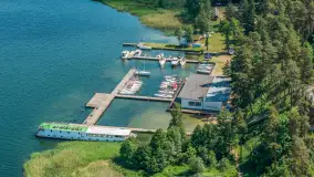 Resort Niegocin, port partnerski Mazury24 w sezonie 2026 z lotu ptaka - zdjęcie 31