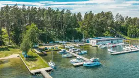 Resort Niegocin, port partnerski Mazury24 w sezonie 2026 z lotu ptaka - zdjęcie 19