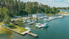 Resort Niegocin, port partnerski Mazury24 w sezonie 2026 z lotu ptaka - zdjęcie 39