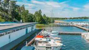 Resort Niegocin, port partnerski Mazury24 w sezonie 2026 z lotu ptaka - zdjęcie 26