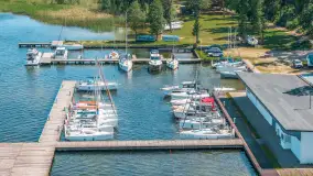 Resort Niegocin, port partnerski Mazury24 w sezonie 2026 z lotu ptaka - zdjęcie 46