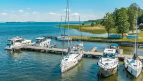 Resort Niegocin, port partnerski Mazury24 w sezonie 2026 z lotu ptaka - zdjęcie 2