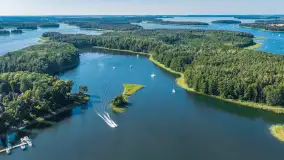 Łabędzi Ostrów w środku lata z lotu... ptaka - zdjęcie 2
