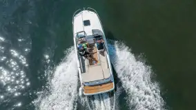 Bayliner VR6 z floty MazuryMyLove — nowoczesna motorówka z Giżycka - zdjęcie 3