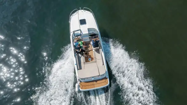 Bayliner VR6 z floty MazuryMyLove — nowoczesna motorówka z Giżycka - zdjęcie 3