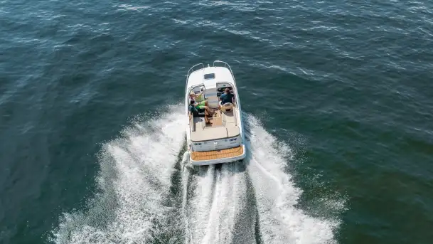 Bayliner VR6 z floty MazuryMyLove — nowoczesna motorówka z Giżycka - zdjęcie 1