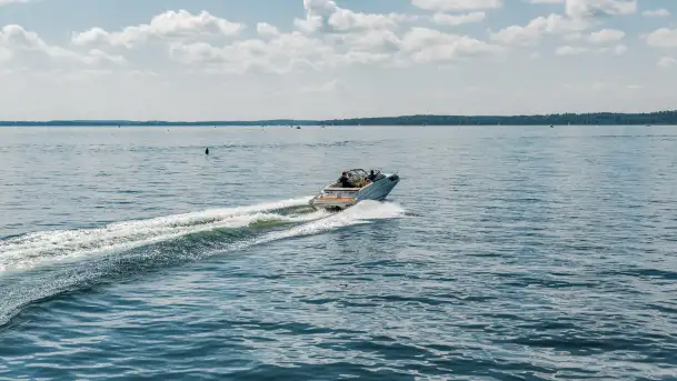 Bayliner VR6 z floty MazuryMyLove — nowoczesna motorówka z Giżycka - zdjęcie 4