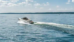 Bayliner VR6 z floty MazuryMyLove — nowoczesna motorówka z Giżycka - zdjęcie 6