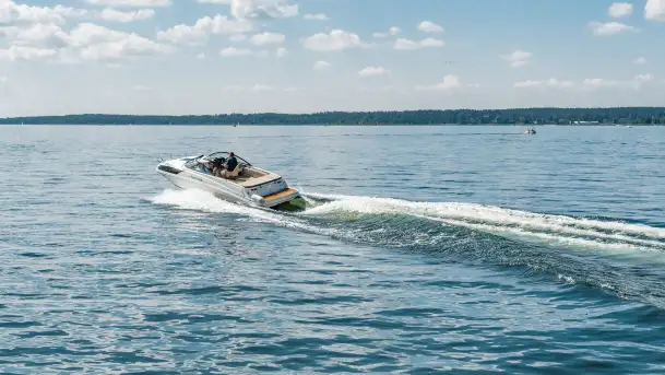 Bayliner VR6 z floty MazuryMyLove — nowoczesna motorówka z Giżycka - zdjęcie 6