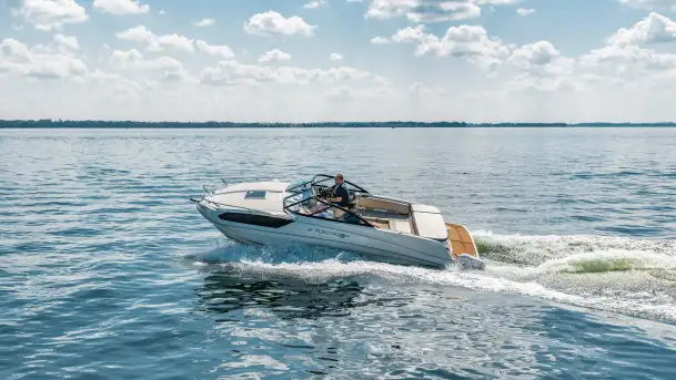 Bayliner VR6 z floty MazuryMyLove — nowoczesna motorówka z Giżycka - zdjęcie 9