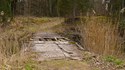 Drewniany most przez Kanał Mazurski