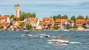 Ruch na jeziorze Mikołajskim i... Mikołajki widziane z wody, sierpień 2026 r. - zdjęcie 3