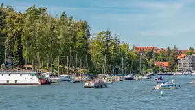 Ruch na jeziorze Mikołajskim i... Mikołajki widziane z wody, sierpień 2026 r. - zdjęcie 6