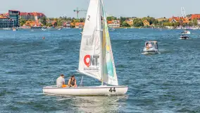 Ruch na jeziorze Mikołajskim i... Mikołajki widziane z wody, sierpień 2026 r. - zdjęcie 21