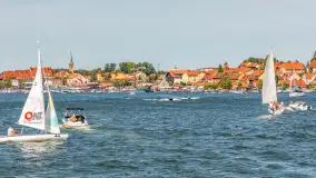 Ruch na jeziorze Mikołajskim i... Mikołajki widziane z wody, sierpień 2026 r. - zdjęcie 29