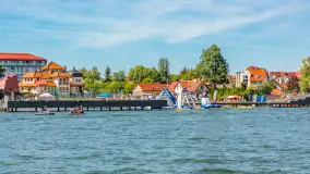 Ruch na jeziorze Mikołajskim i... Mikołajki widziane z wody, sierpień 2026 r. - zdjęcie 7