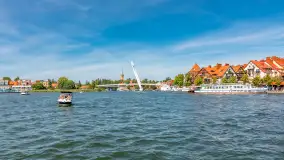 Ruch na jeziorze Mikołajskim i... Mikołajki widziane z wody, sierpień 2026 r. - zdjęcie 27