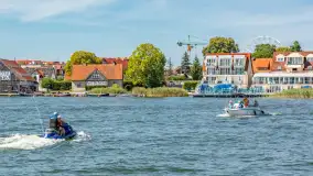 Ruch na jeziorze Mikołajskim i... Mikołajki widziane z wody, sierpień 2026 r. - zdjęcie 10