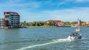 Ruch na jeziorze Mikołajskim i... Mikołajki widziane z wody, sierpień 2026 r. - zdjęcie 17