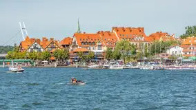 Ruch na jeziorze Mikołajskim i... Mikołajki widziane z wody, sierpień 2026 r. - zdjęcie 22