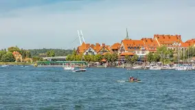 Ruch na jeziorze Mikołajskim i... Mikołajki widziane z wody, sierpień 2026 r. - zdjęcie 20