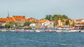 Ruch na jeziorze Mikołajskim i... Mikołajki widziane z wody, sierpień 2026 r. - zdjęcie 11