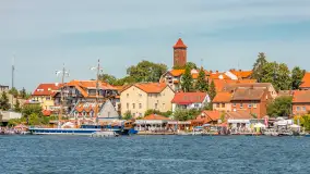 Ruch na jeziorze Mikołajskim i... Mikołajki widziane z wody, sierpień 2026 r. - zdjęcie 18