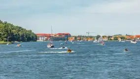 Ruch na jeziorze Mikołajskim i... Mikołajki widziane z wody, sierpień 2026 r. - zdjęcie 15