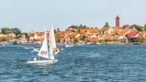 Ruch na jeziorze Mikołajskim i... Mikołajki widziane z wody, sierpień 2026 r. - zdjęcie 9