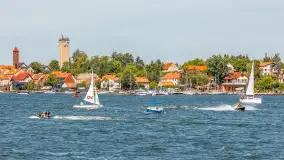 Ruch na jeziorze Mikołajskim i... Mikołajki widziane z wody, sierpień 2026 r. - zdjęcie 25