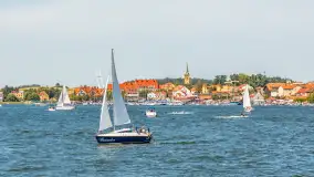 Ruch na jeziorze Mikołajskim i... Mikołajki widziane z wody, sierpień 2026 r.
