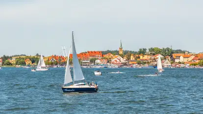 Ruch na jeziorze Mikołajskim i... Mikołajki widziane z wody, sierpień 2026 r.