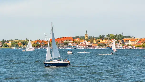 Ruch na jeziorze Mikołajskim i... Mikołajki widziane z wody, sierpień 2026 r.