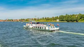 Ruch na jeziorze Mikołajskim i... Mikołajki widziane z wody, sierpień 2026 r. - zdjęcie 23