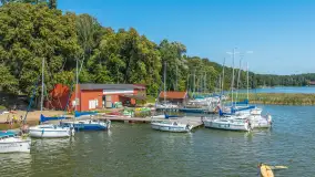 Port Wodnik nad jeziorem Nidzkim z lotu ptaka, sierpień 2026 r.