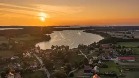 Wieś i jezioro Harsz o zachodzie słońca na zdjęciach z lotu ptaka, sierpień 2026 .r