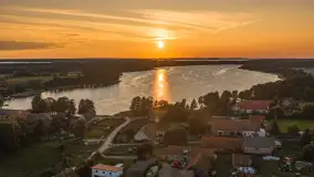Wieś i jezioro Harsz o zachodzie słońca na zdjęciach z lotu ptaka, sierpień 2026 .r - zdjęcie 12