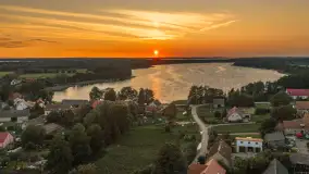 Wieś i jezioro Harsz o zachodzie słońca na zdjęciach z lotu ptaka, sierpień 2026 .r - zdjęcie 4