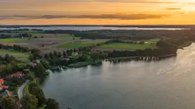 Wieś i jezioro Harsz o zachodzie słońca na zdjęciach z lotu ptaka, sierpień 2026 .r - zdjęcie 30
